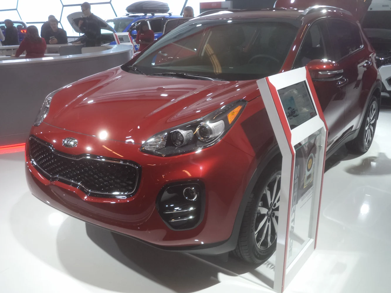 Kia Sportage roja en exhibición, fotografía referencial