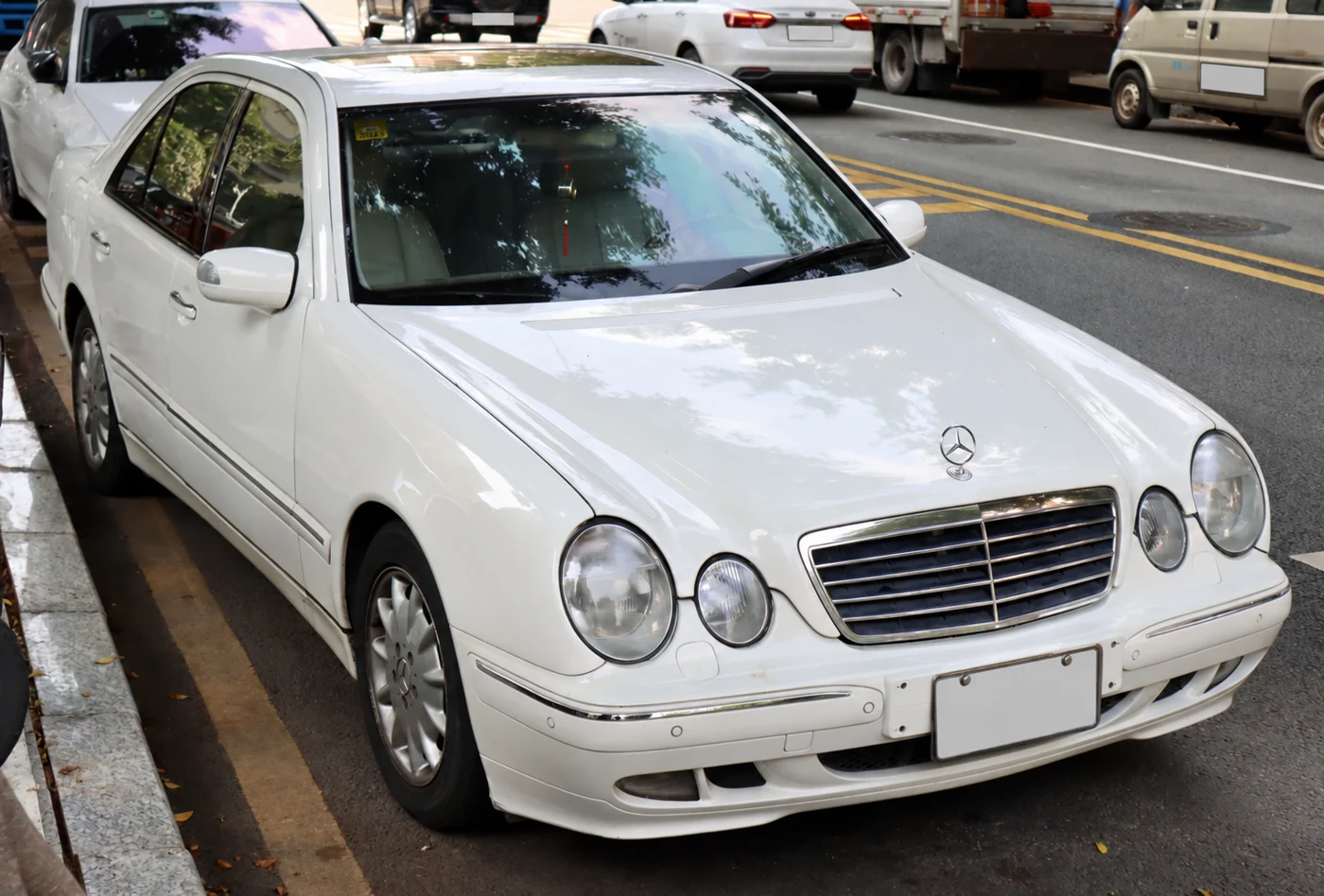 Mercedes-Benz blanco en la ciudad, fotografía referencial